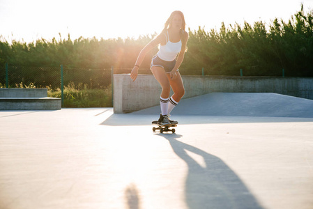 美丽的滑板女孩的生活方式在 skatepark 的时刻