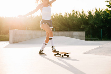 美丽的滑板女孩的生活方式在 skatepark 的时刻