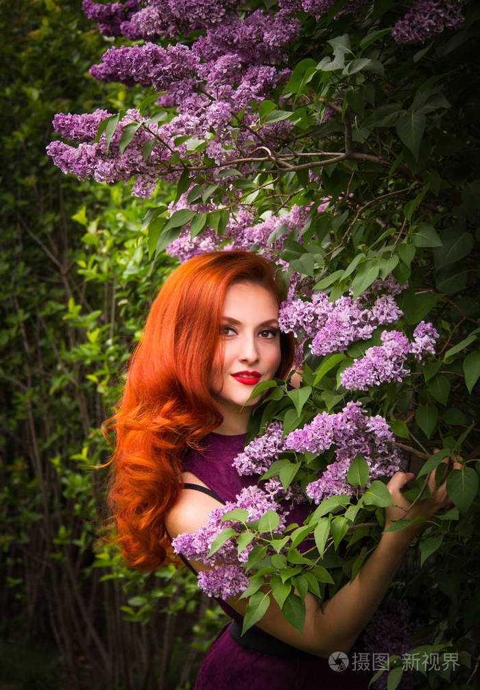 美丽的红头发的女人与丁香树枝.春园红发美女画像