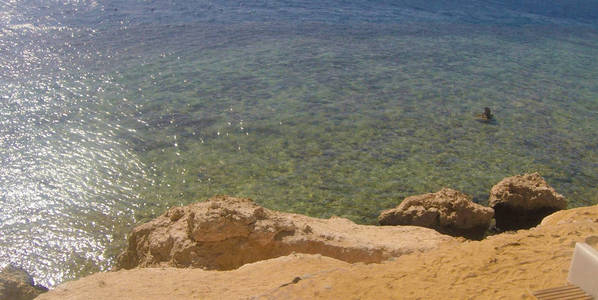 红色海海滩的相片与石头