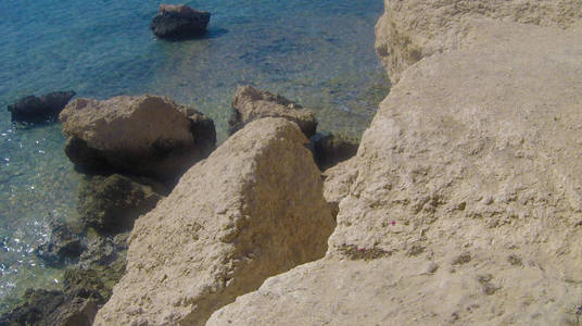 红色海海滩的相片与石头