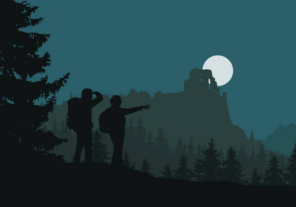 二个游人去城堡废墟, 绿色森林在山和山之间, 在夜天空下与月亮媒介