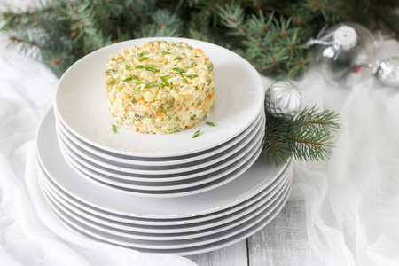 传统的庆祝沙拉奥利弗在一个白色的盘子, 新年或圣诞装饰。苏联传统。选择性焦点