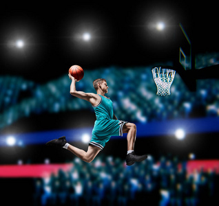 篮球运动员在篮球赛场灯光背景下扣篮