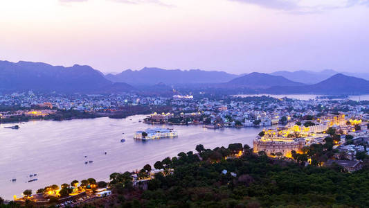 皮丘拉湖的乌得城在傍晚, 印度拉贾斯坦邦。从山的角度看整个城市映在湖面上