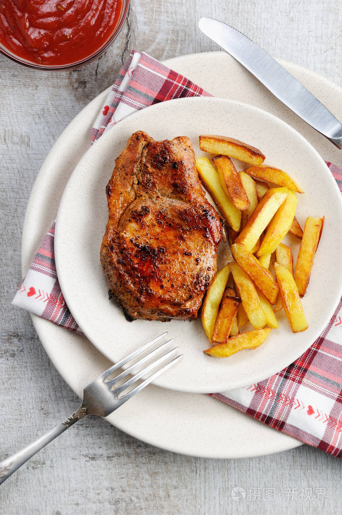 多汁, 褐色猪肉牛排配炸土豆