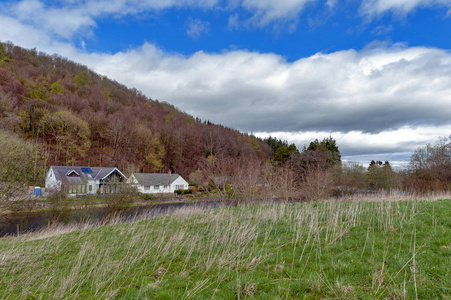 风景秀丽在河的河口 Eamont 在 Ullswater, 英国的美丽的湖附近 Pooley 桥梁村庄在湖区国家公园, 英国