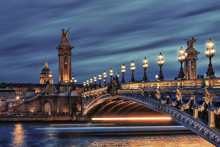 亚历山大三世及酒店 des 荣军院在巴黎的跨海大桥