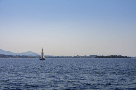 希腊科孚岛蔚蓝海岸的游艇。游艇和航海冒险。豪华旅行和船上航行。热带岛的暑假。水运和船用船