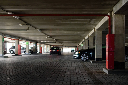 地下超市地下停车场的汽车照片