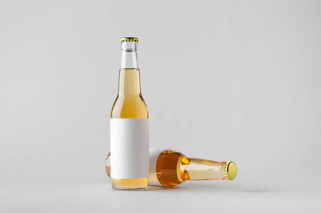 啤酒瓶模拟两个瓶子。空白标签
