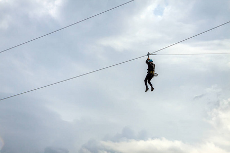 Ziplining 在奥斯陆的拉链线上从霍尔门科伦滑雪跳跃的顶部