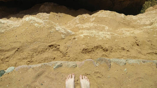 红海背景下的沙子脚