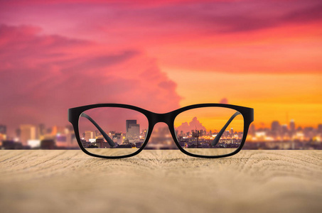 明确城市景观集中在眼镜镜片与模糊城市景观背景照片