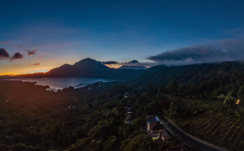 苏黑巴托尔湖和芒贡在美丽的日出在巴厘岛, 印度尼西亚的看法