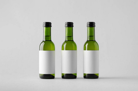 葡萄酒季度迷你瓶模拟三瓶。空白标签