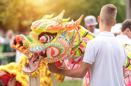 纸龙细节在狂欢节一个晴朗的天