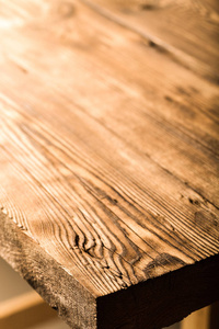 一个有结和薯条的旧木板。木材。背景。选择性聚焦