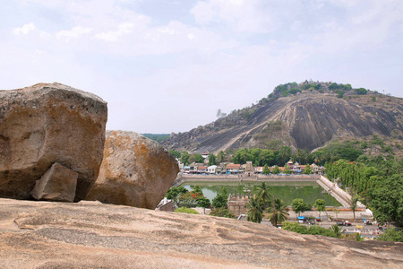 Vindhyagiri 山寺综合观, Sravanabelgola, 卡纳塔印度从 Chandragiri 山的看法。大 Bel