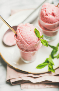 自制草莓酸奶冰淇淋与薄荷在玻璃上浅灰色大理石桌面背景