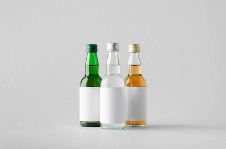 迷你烈酒Liquour 瓶模拟三瓶。空白标签