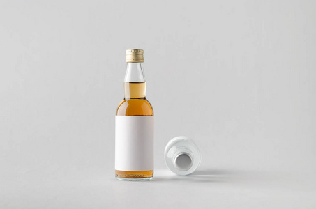 迷你烈酒酒瓶模拟两个瓶子。空白标签