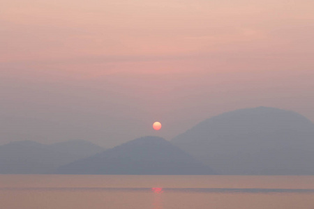 日出在山在水坝