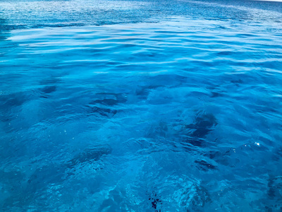 美丽的蓝色海的质地透明的湿栏杆, 发光的盐水, 海, 海洋, 海表面的背景