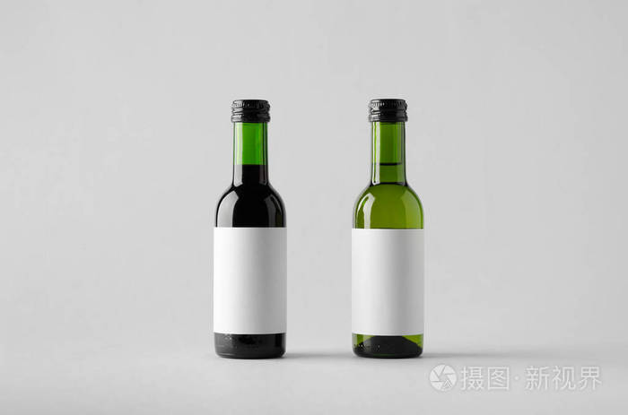 葡萄酒季度迷你瓶模拟两个瓶子。空白标签