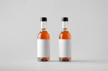 葡萄酒季度迷你瓶模拟两个瓶子。空白标签