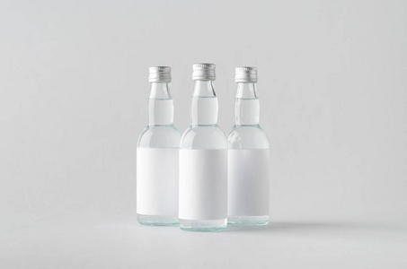 迷你烈酒酒瓶模拟三瓶。空白标签