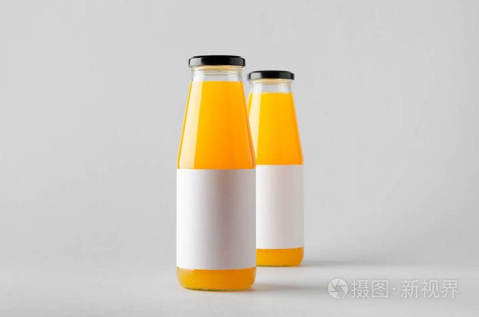 果汁瓶模拟两个瓶子。空白标签