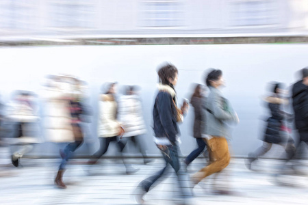 日本人走在城市, 蓝色色调的形象