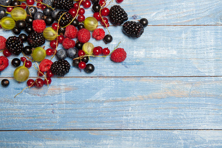 各种新鲜的夏季浆果。顶部视图。浆果混合水果色食品 dessertberries。抗氧化剂, 排毒饮食, 有机水果