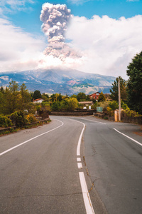 在西西里孤独的道路地平线上的埃特纳喷发。美丽而狂野的自然