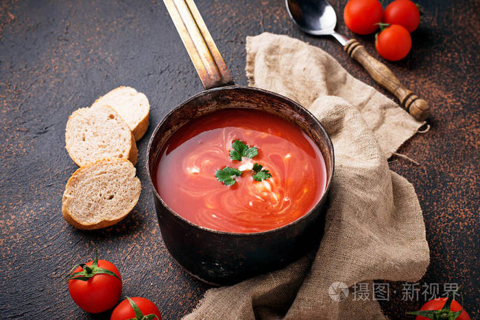 西红柿汤凉菜在stewpan选择性聚焦