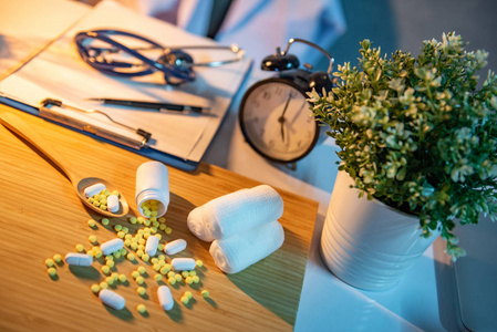 听诊器, 剪贴板和表时钟背景.处方药与医学治疗理念照片