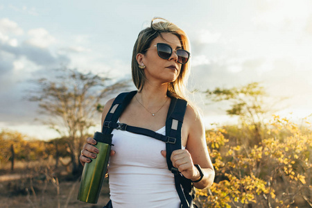 幸福的年轻女人和背包徒步旅行