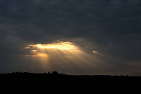 善恶斗争的例证, 黑暗和光明的力量照片