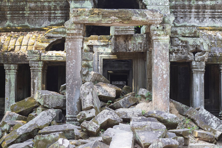 吴哥窟寺古石废墟。老拆毁建筑与石头。高棉王国遗产废墟在丛林中。吴哥窟建筑细节。亚洲旅游照片。柬埔寨旅游观光