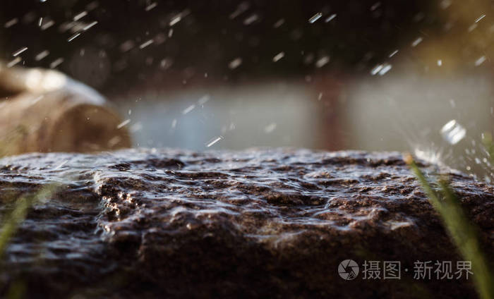 雨水落到石头上.水在它们周围流动和飞溅