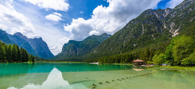 湖 Dobbiaco Toblacher 看见, Dobbiaco 在白云岩阿尔卑斯, 南 Tirol, 意大利旅行目的地