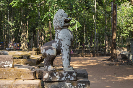 柬埔寨吴哥窟寺, 长满苔藓的石狮雕像。精神保护巴龙。暹粒古庙。吴哥窟景观。在亚洲旅游和观光。旅游景点摄影图
