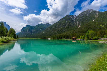湖 Dobbiaco Toblacher 看见, Dobbiaco 在白云岩阿尔卑斯, 南 Tirol, 意大利旅行目的地