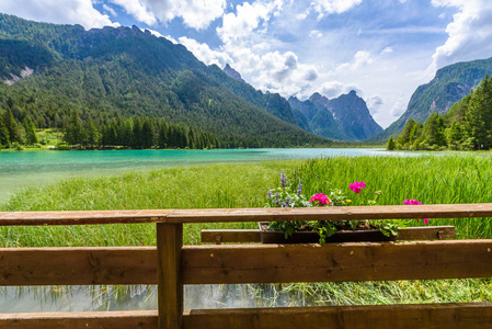 湖 Dobbiaco Toblacher 看见, Dobbiaco 在白云岩阿尔卑斯, 南 Tirol, 意大利旅行目的地