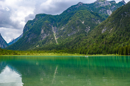 湖 Dobbiaco Toblacher 看见, Dobbiaco 在白云岩阿尔卑斯, 南 Tirol, 意大利旅行目的地