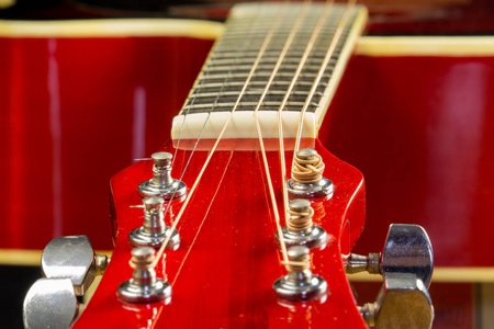 音响红色吉他说谎在桌在背景与手空间的拷贝, 演奏声学吉他, 特写编曲并且弦, 仪器甲板, 墙纸