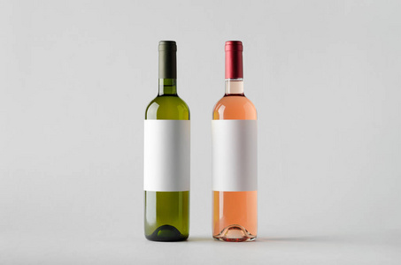 酒瓶模拟两个瓶子。空白标签