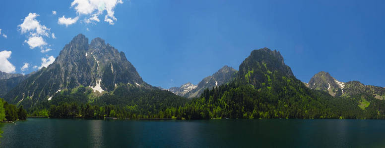 在比利牛斯山脉的山湖。Aiguestortes 和 Estany Maurici 国家公园, 西班牙