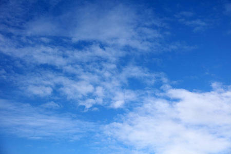 蓬松的白云在蔚蓝的天空